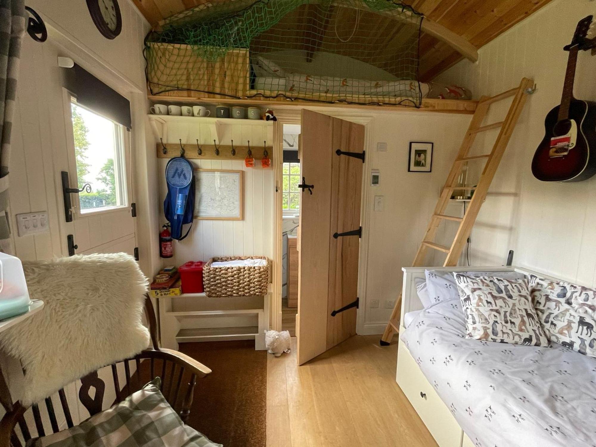 Beautiful Shepherd'S Hut - Lois Weedon Weston  Esterno foto